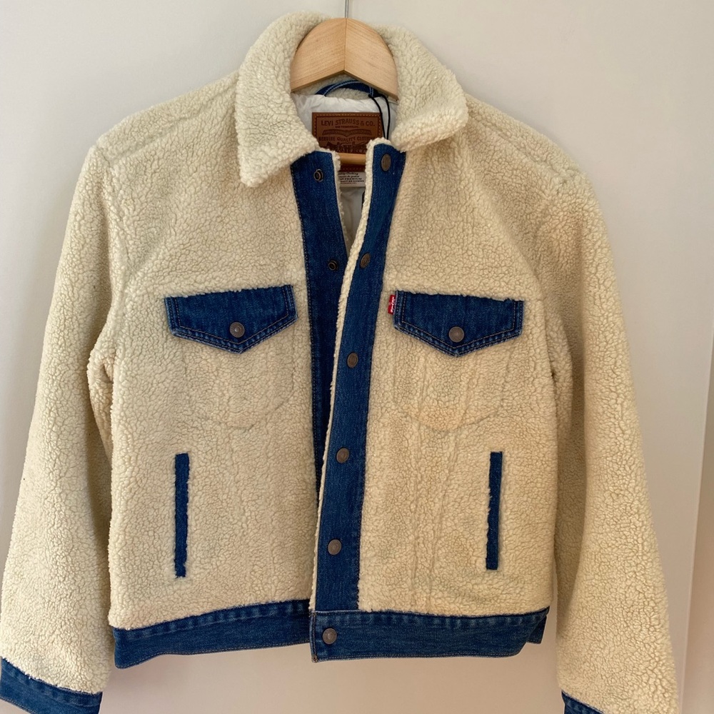 NWT Levi’s Ex- Boyfriend Trucker Jacket. Brand new. Size small. Trendy boxy fit.